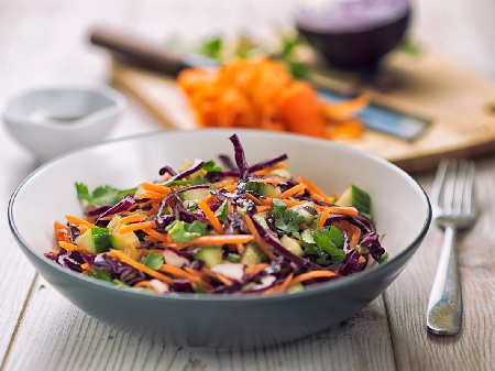 Азиатска салата с два вида зеле - червено и зелено, моркови, чушки и едамаме - снимка на рецептата